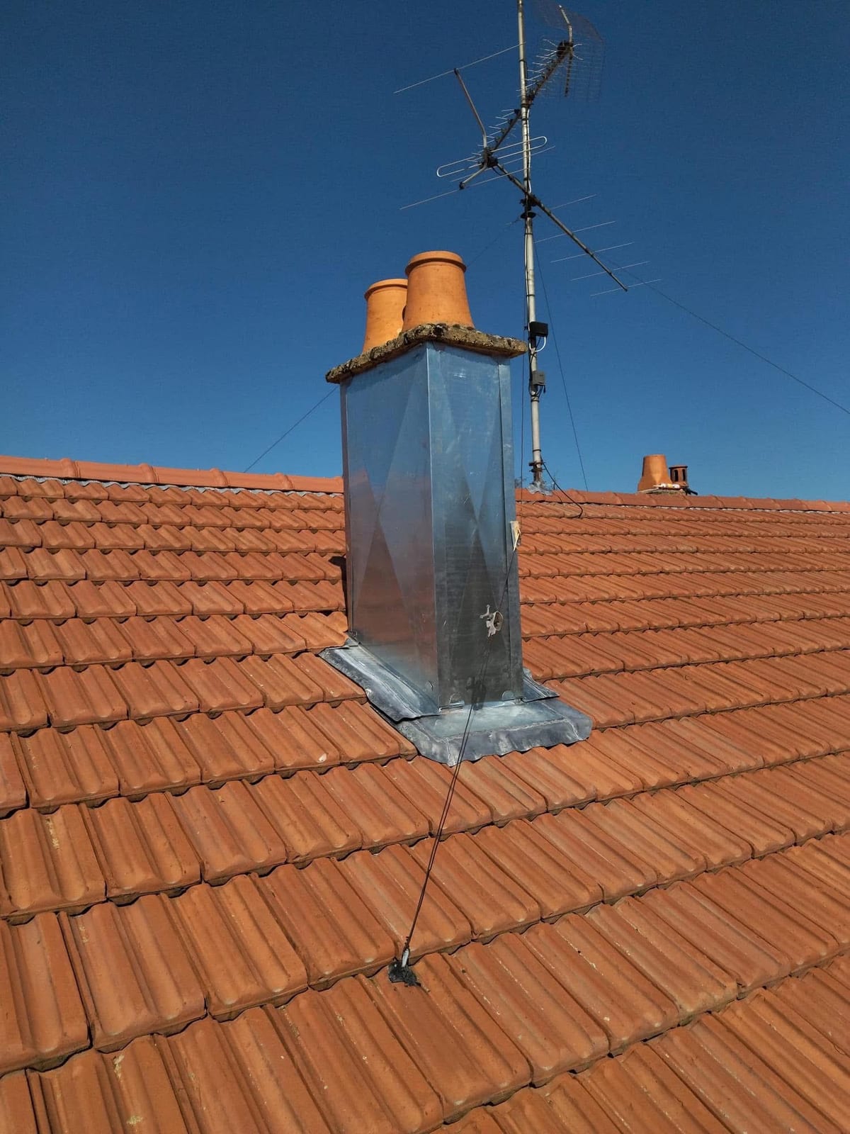 Zinguerie : Habillage zinc de cheminée par Roland Toiture